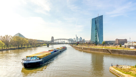 Frankfurt Skyline, EZB und Frachtschiff im Gegenlicht