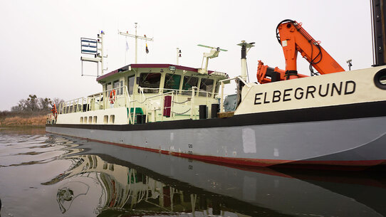 Probenahme auf der Elbe mit dem Schiff Elbegrund